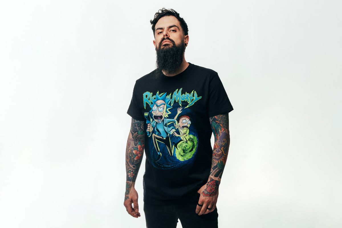 Modelo con polera de diseño WAYS